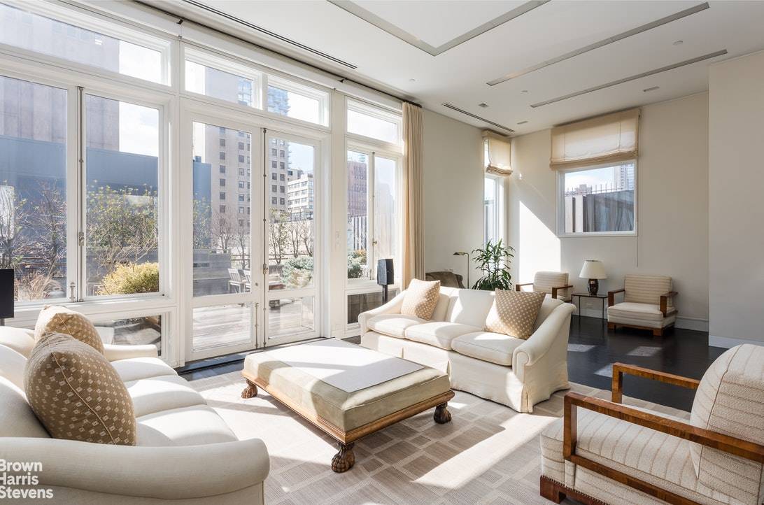 The Penthouse at 45 Walker Street is a magnificently renovated 4 bedroom, 4.