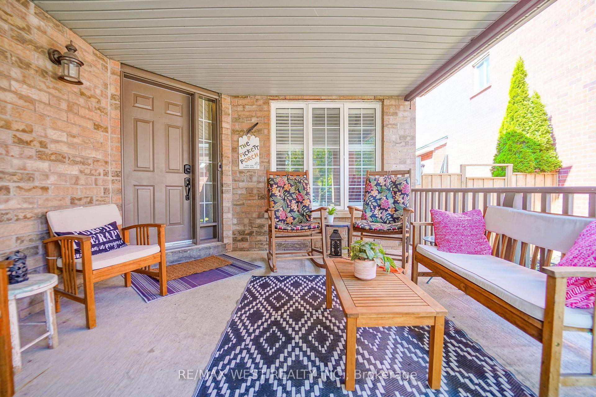 Located in one of Whitby's most sought after communities is this Williamsburg beauty.