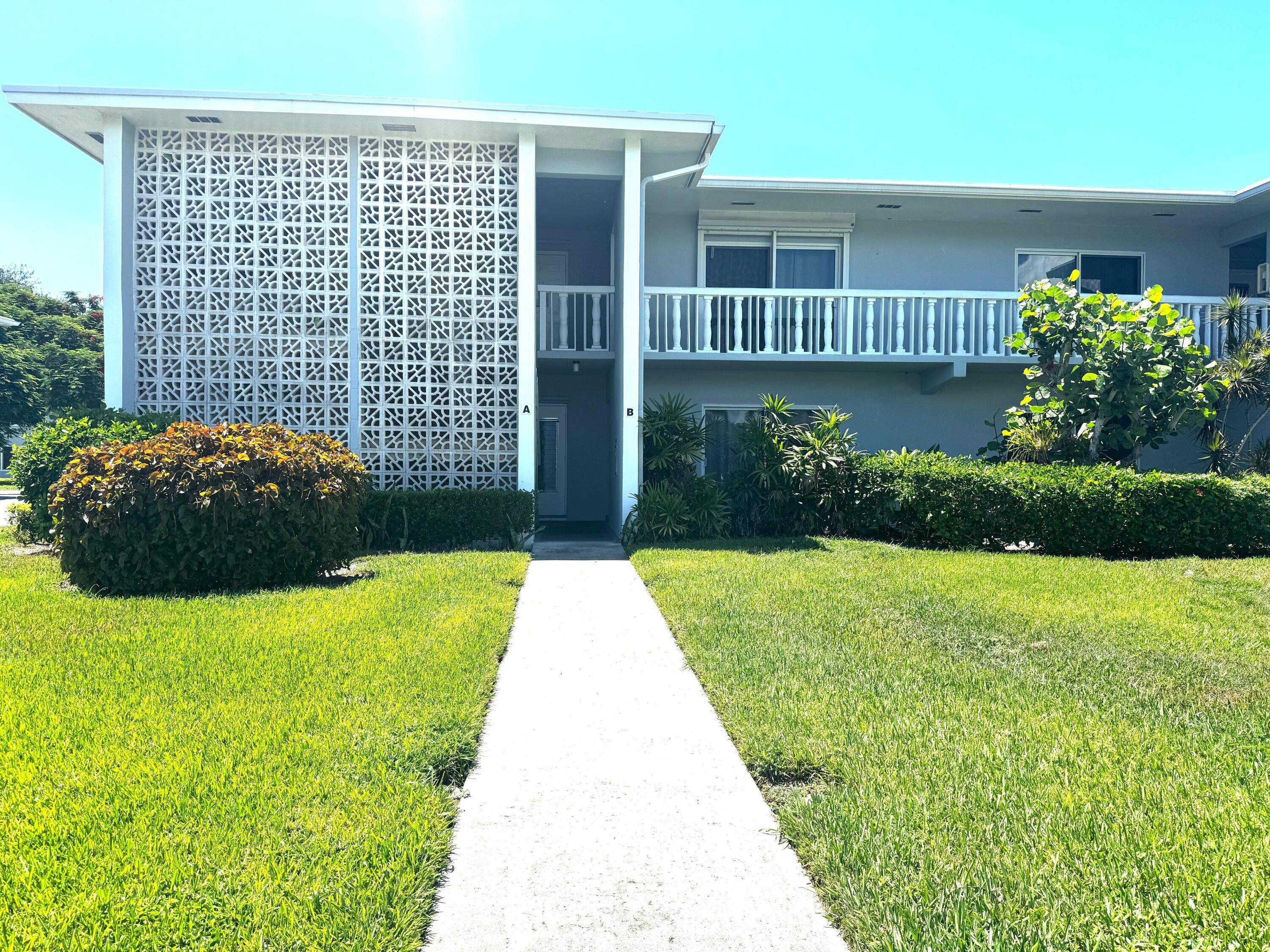 SPACIOUS, CORNER, VACANT UNIT, MOVE IN READY, PETS ARE WELCOME !