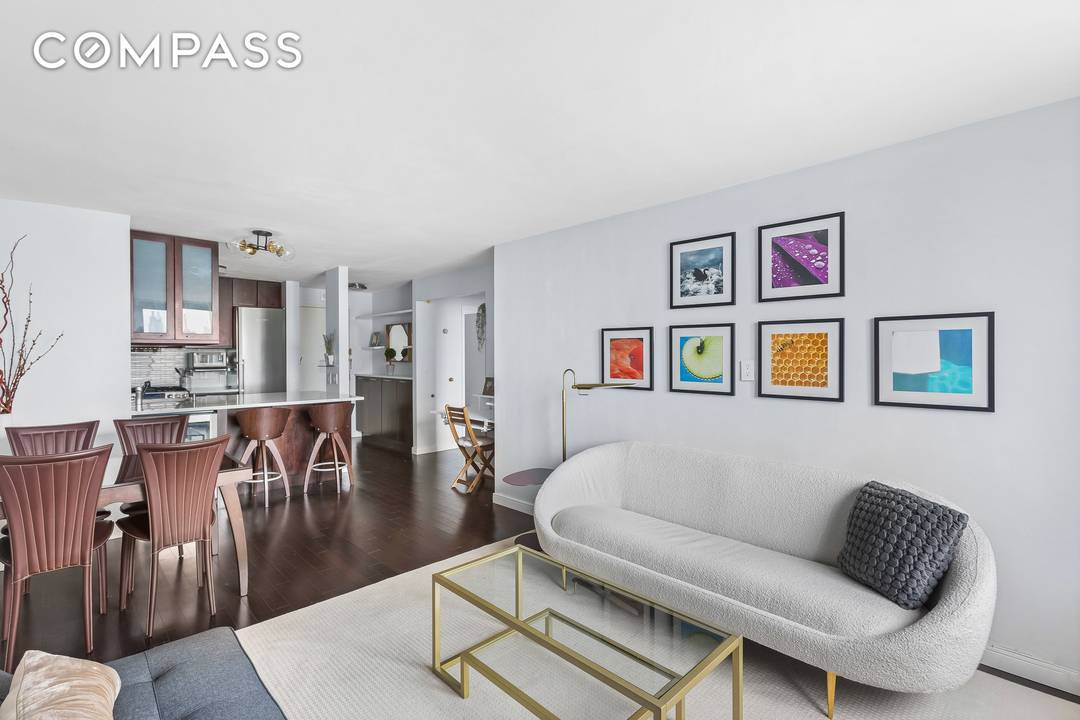 Welcome to this elegant one bedroom residence at 376 Broadway, a full service condominium perfectly positioned in the heart of Tribeca in Lower Manhattan.