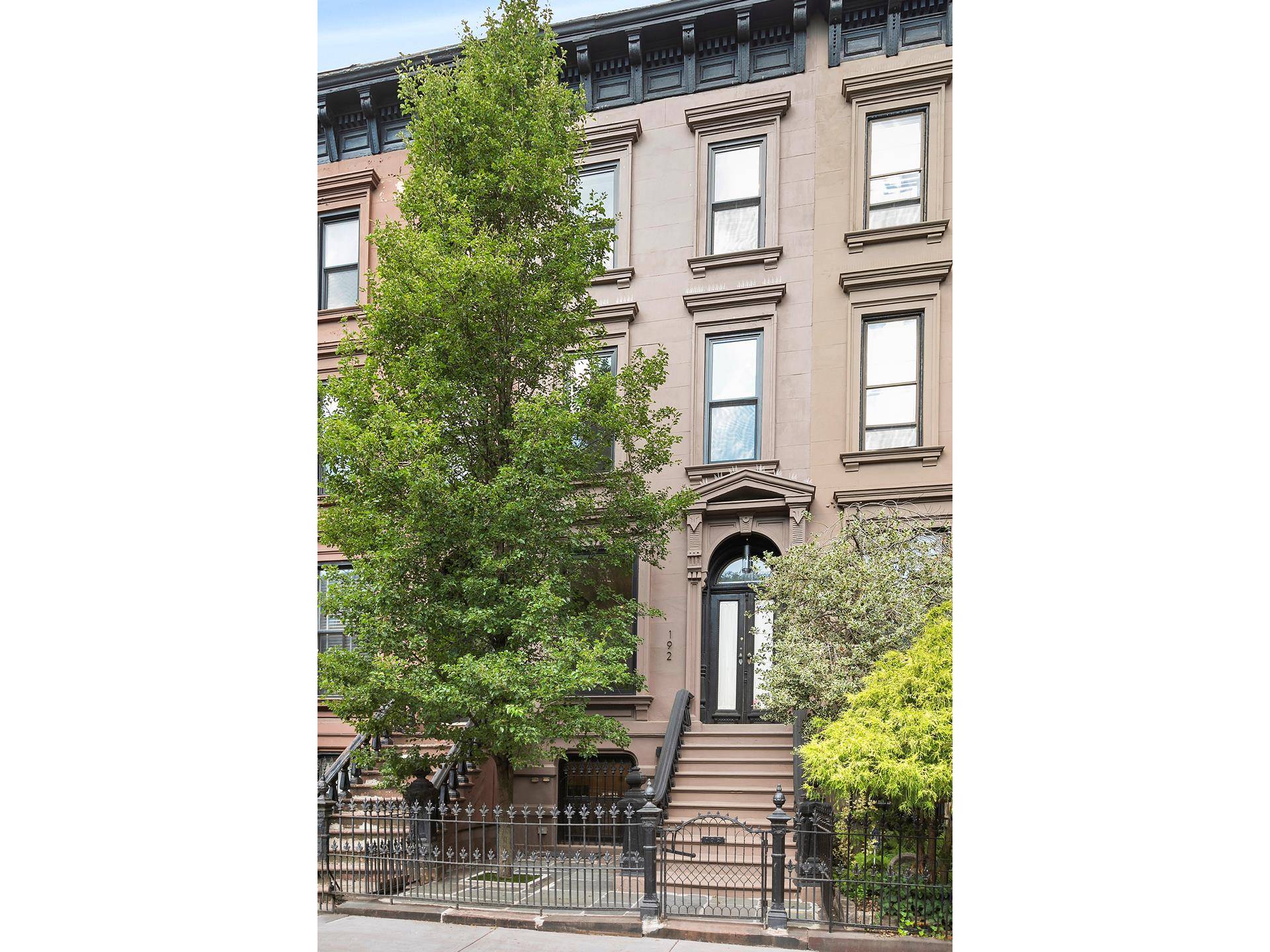 EXQUISITE TURN KEY TOWNHOUSE.