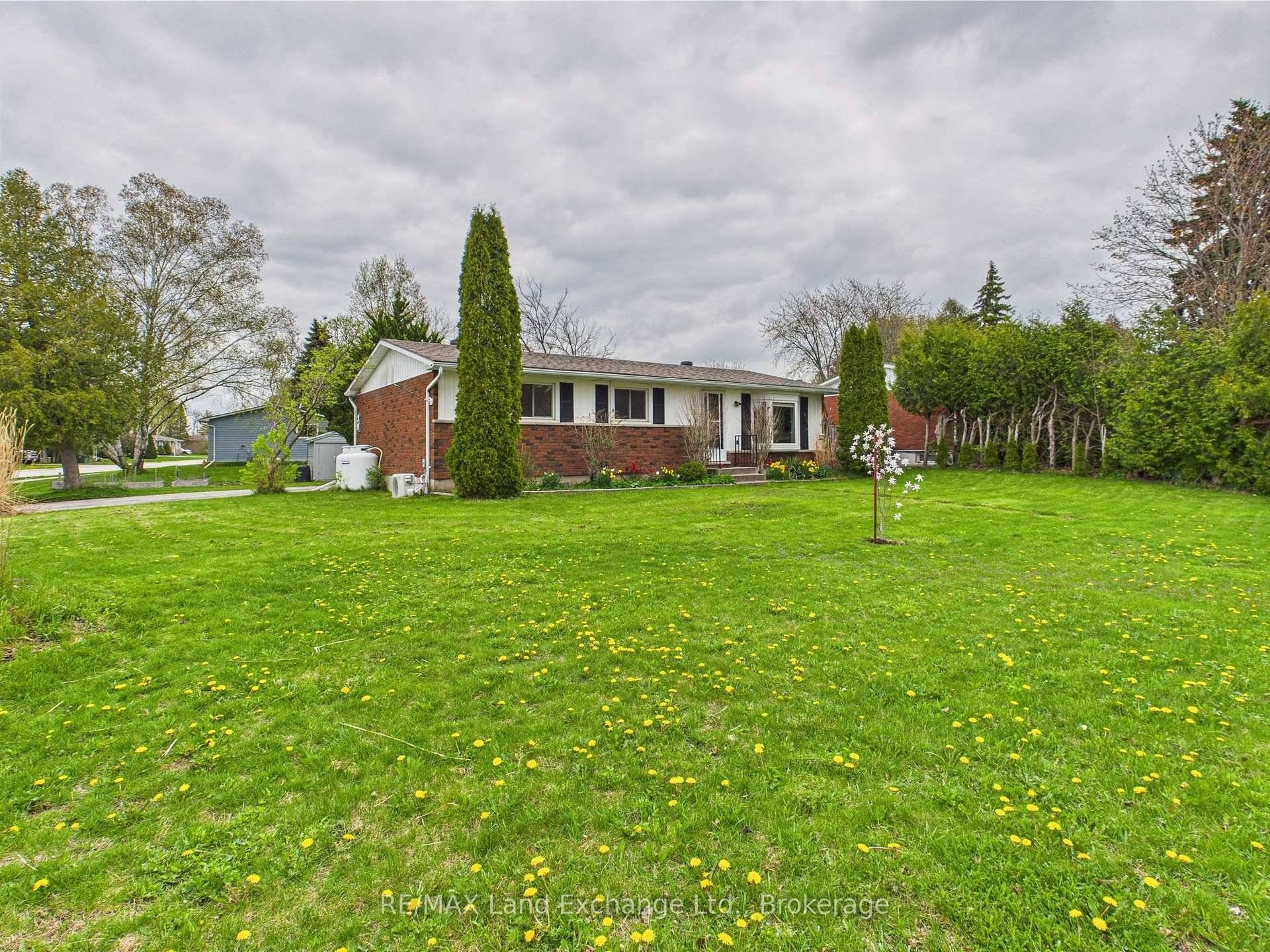 This beautifully remodeled and tastefully updated 3 bedroom bungalow is located in the highly desirable Huron Ridge neighbourhood just a short walk to the beach, Kincardine Golf Club, and the ...