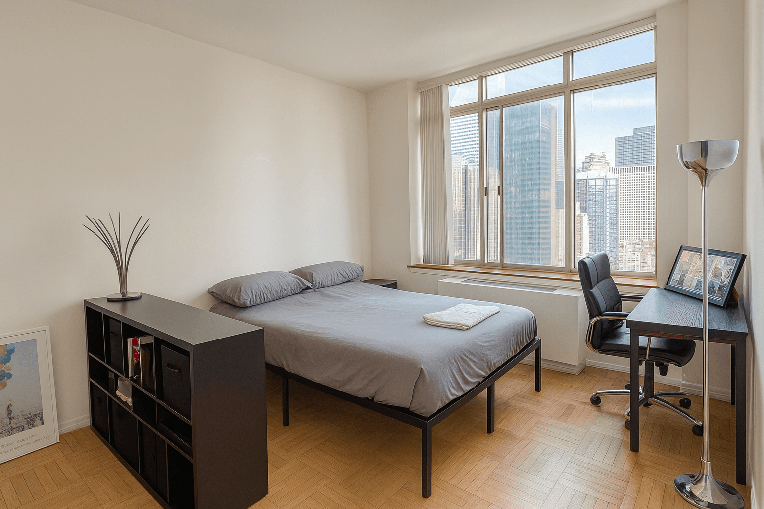 STUNNING HIGH FLOOR CORNER RESIDENCE WITH SWEEPING SKYLINE amp ; RIVER VIEWS Perched on the 34th floor, this elegant corner one bedroom home boasts expansive northeast exposures with breathtaking views ...
