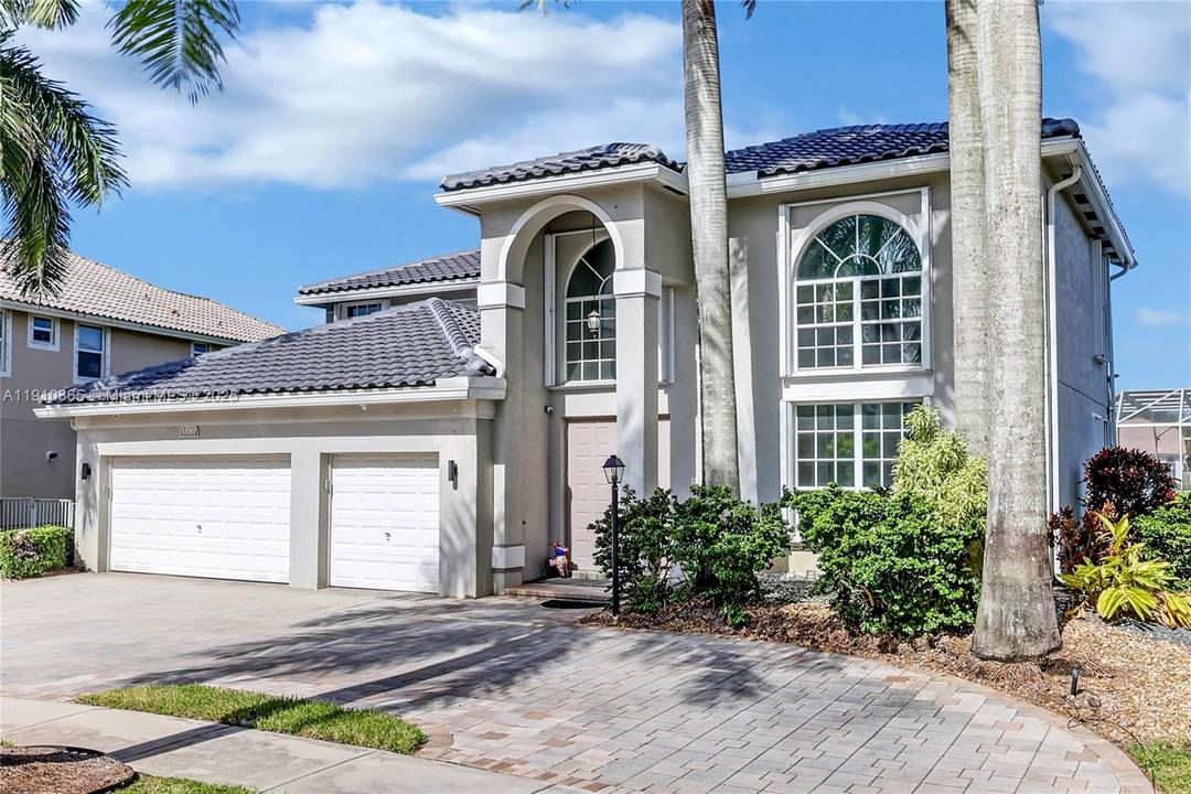 LUXURIOUS, MODERN amp ; STYLISH LAKEFRONT KINGSTON PLUS MODEL WITH DOUBLE SIZED POOL IN SOUGHT AFTER CRYSTAL HARBOR AT PEMBROKE FALLS.