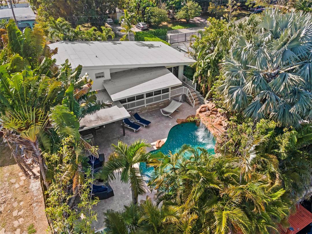 3 bedroom 2 bath waterfront home for families and boating enthusiasts who crave privacy and convenience.