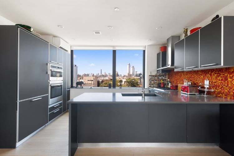 Welcome to your dream penthouse in prime Williamsburg 2 bed 2 bath with views of Manhattan, Downtown Brooklyn and the East River.