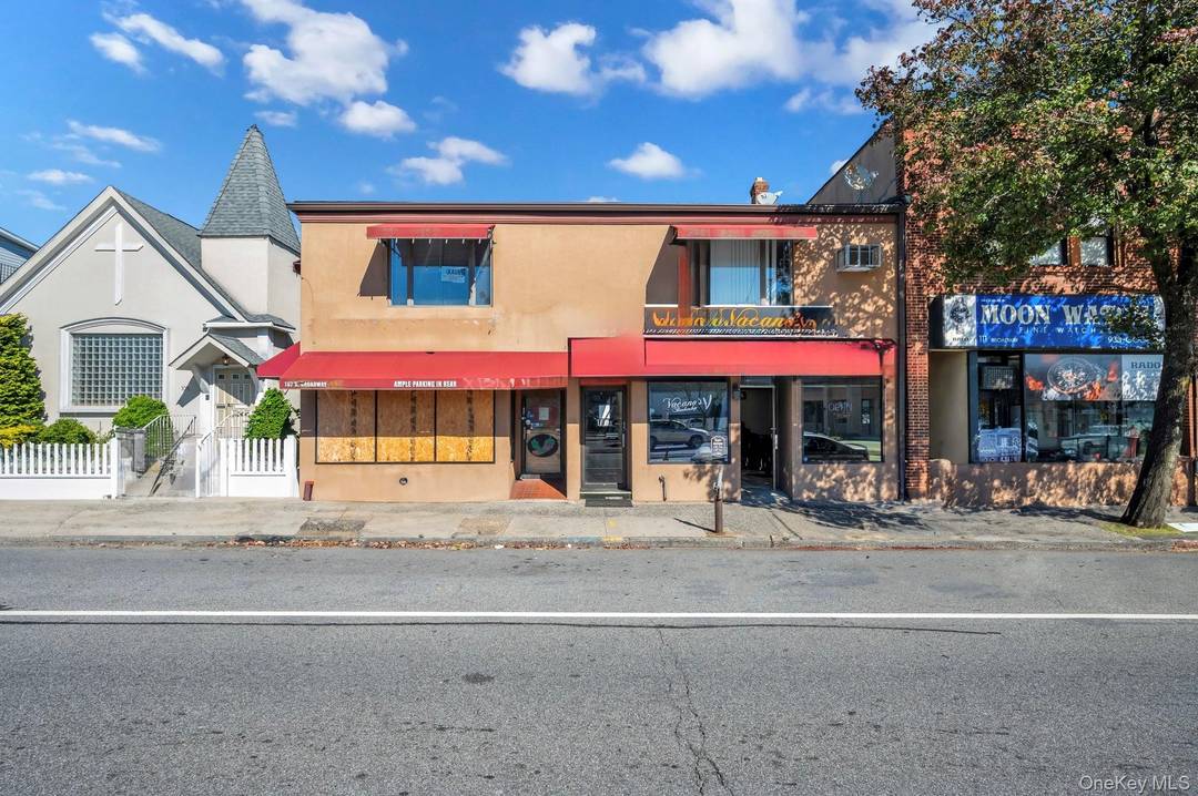 PRIME Commercial Lease Opportunity in Hicksville !