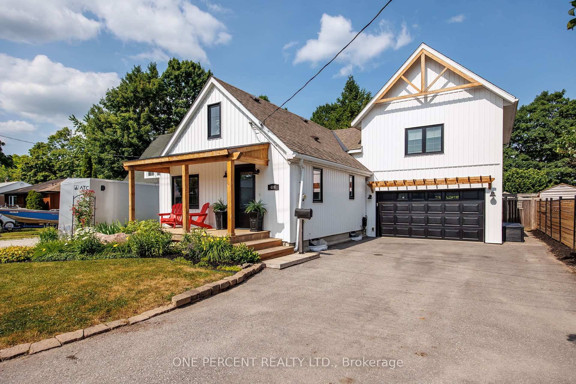 Charming, extensively upgraded 3 bed, 2 full bath home in Orillia's desirable North Ward, backing directly onto Couchiching Golf amp ; Country Club !