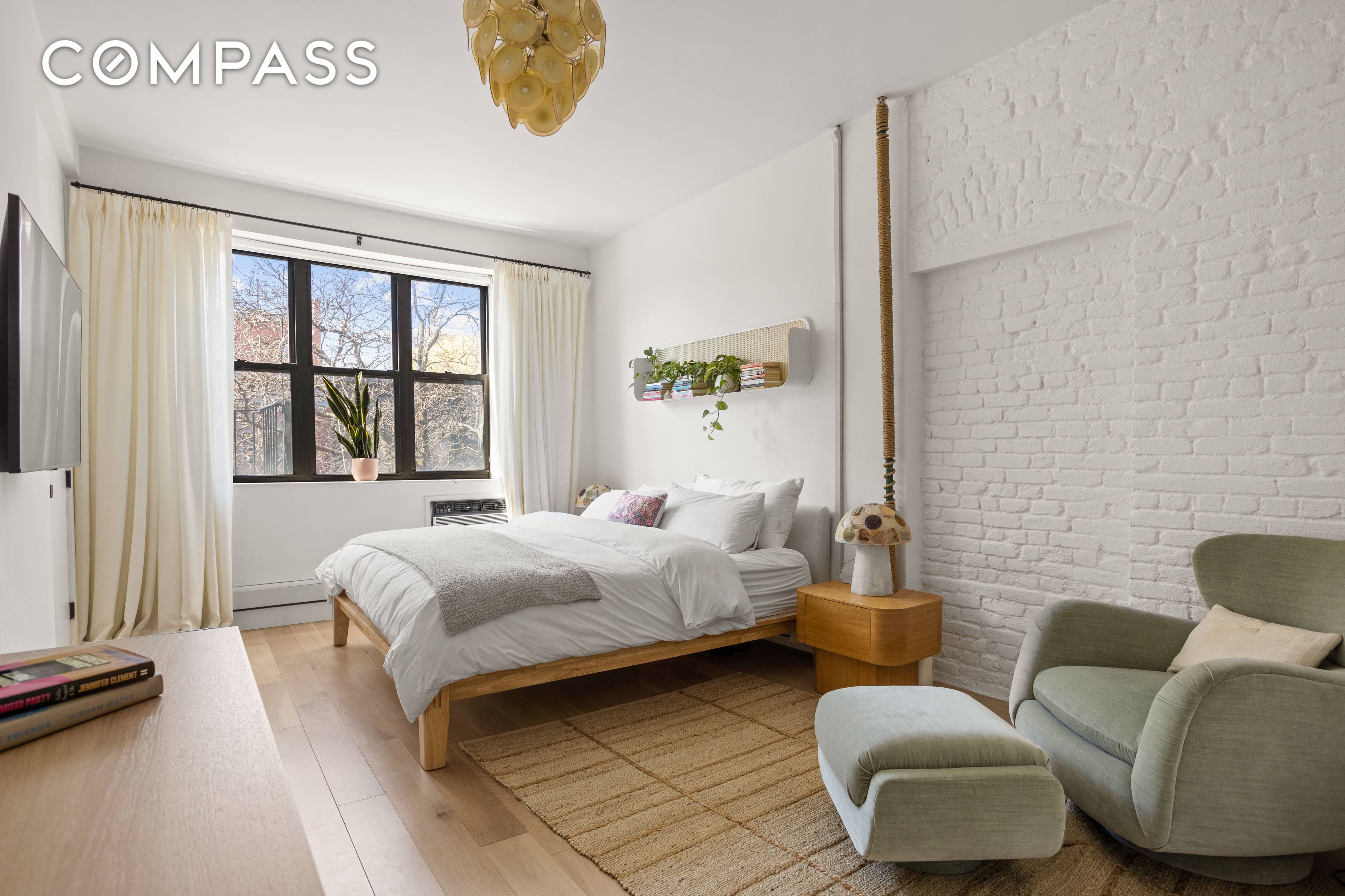 This spacious floor through loft is ready for a May 15th move in.