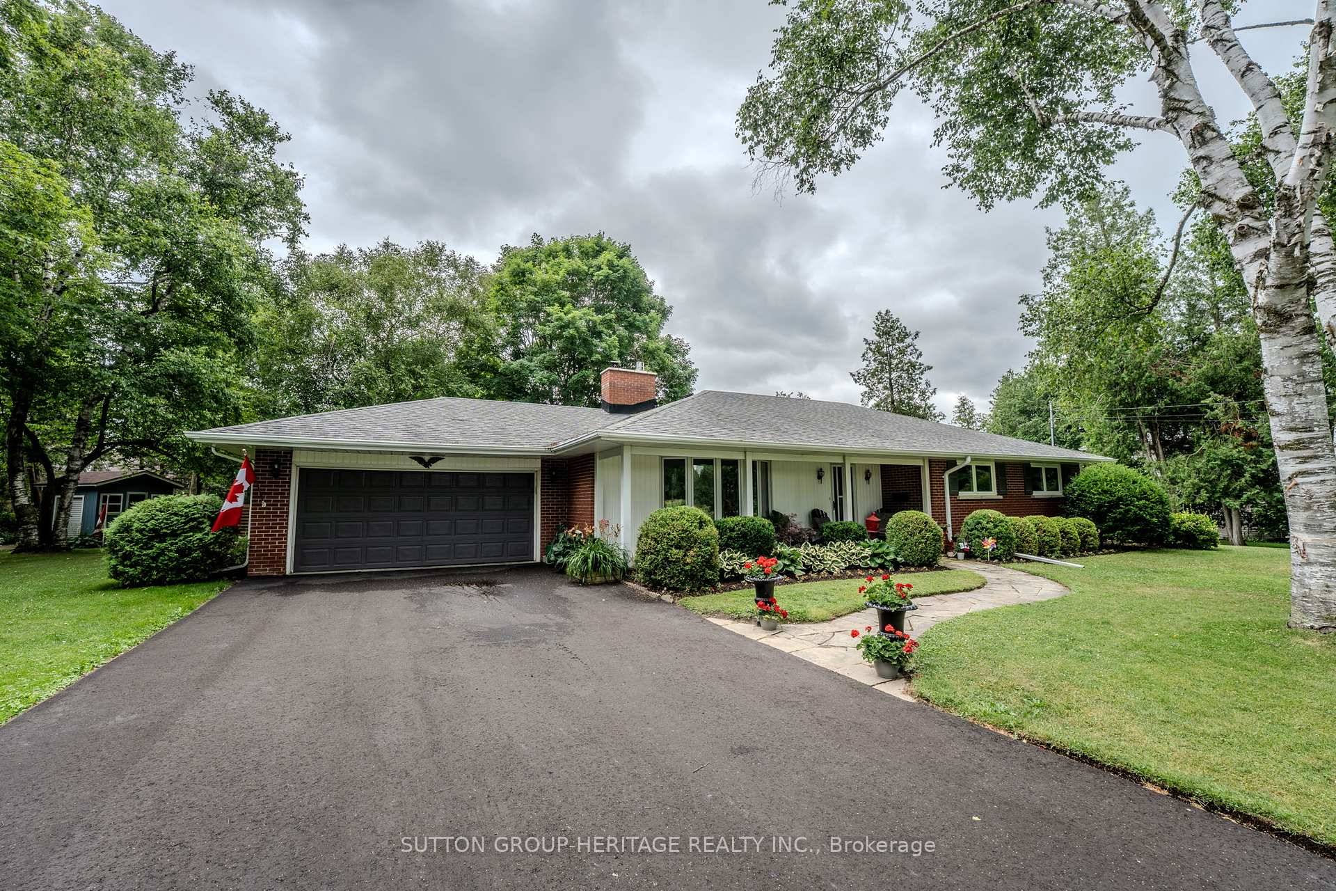 Welcome to 1562 King Street in beautiful Port Perry !