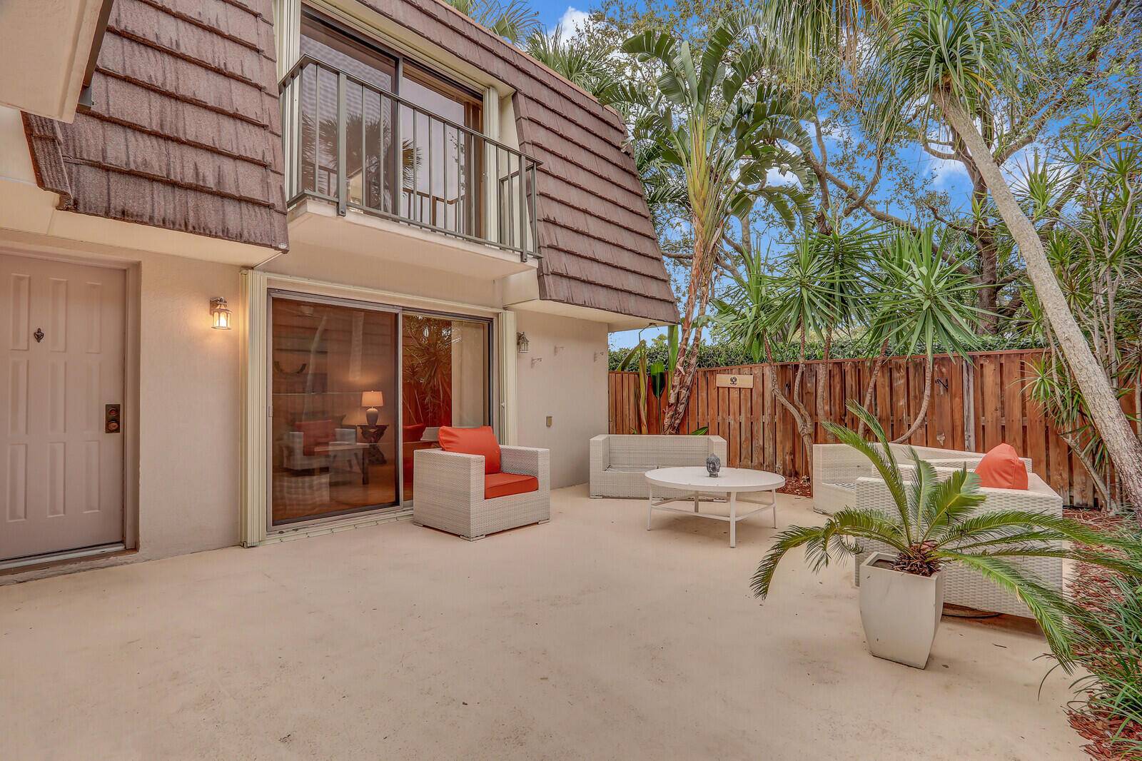Beautiful updated townhouse in Lakes At The Bluffs.