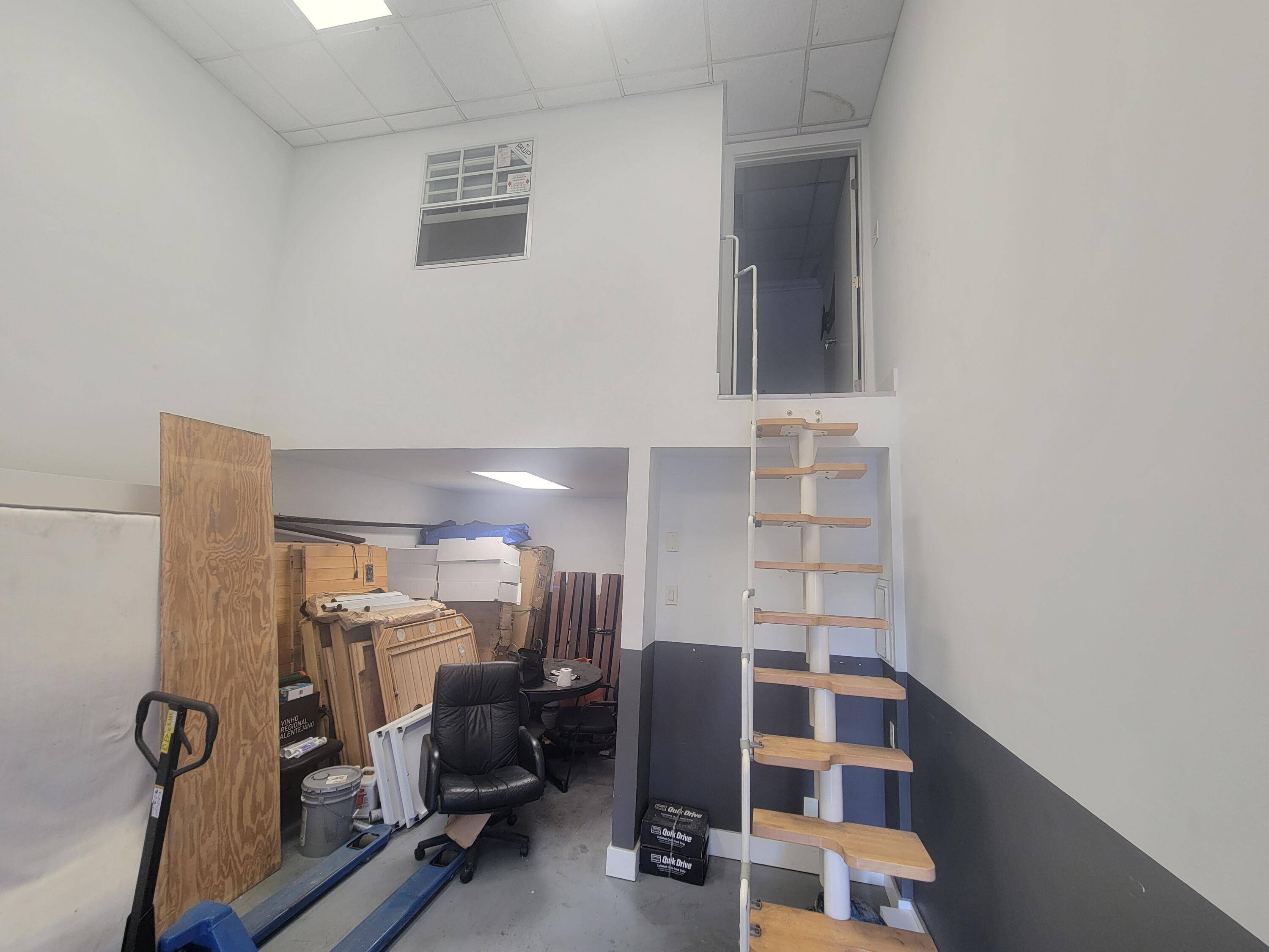 Great opportunity to lease this spacious warehouse office, located close to turnpike and I 95.