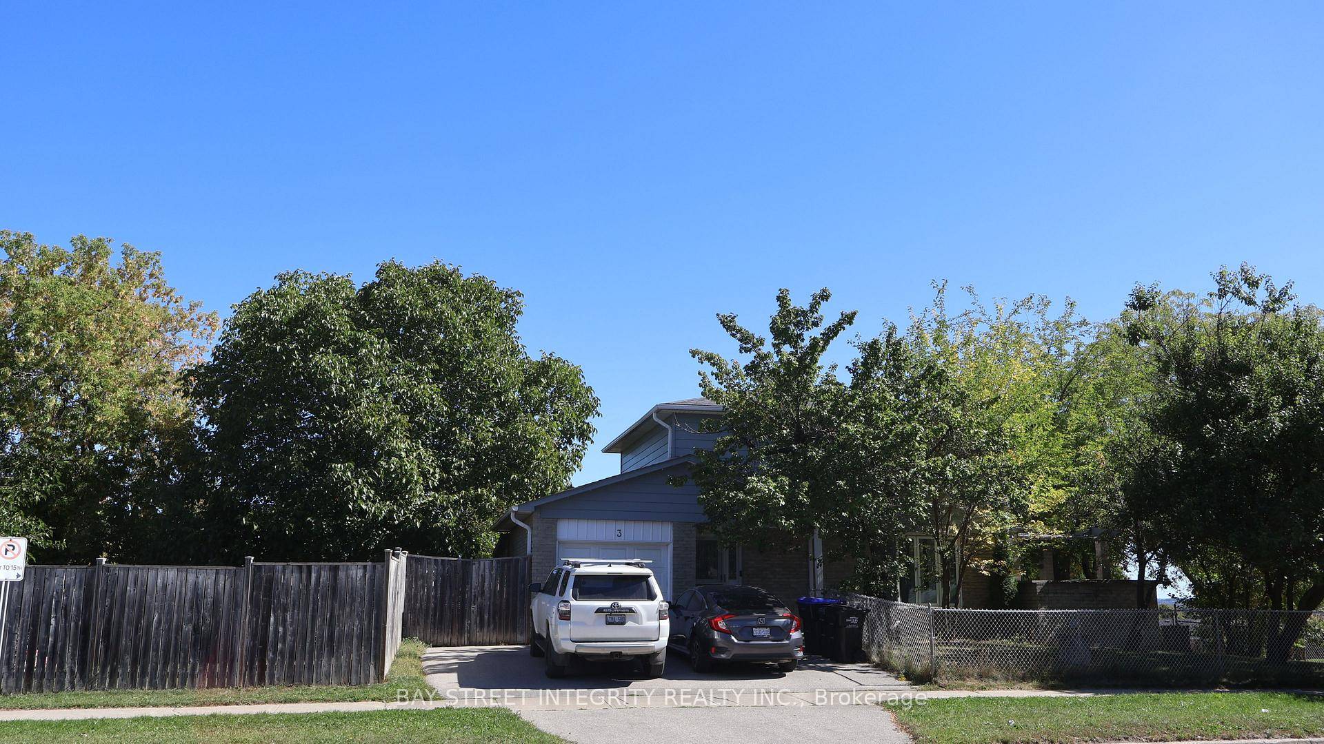 Great family area. Walk to Go train station, schools, and all amenities.