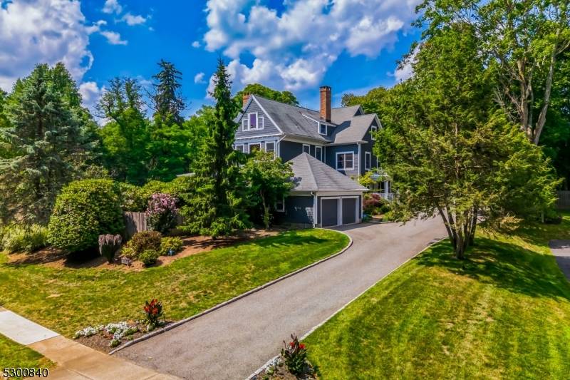 LUXURY LIVING ! ! This EXPANSIVE PROPERTY w LUSH LANDSCAPING is POSTCARD PERFECT !