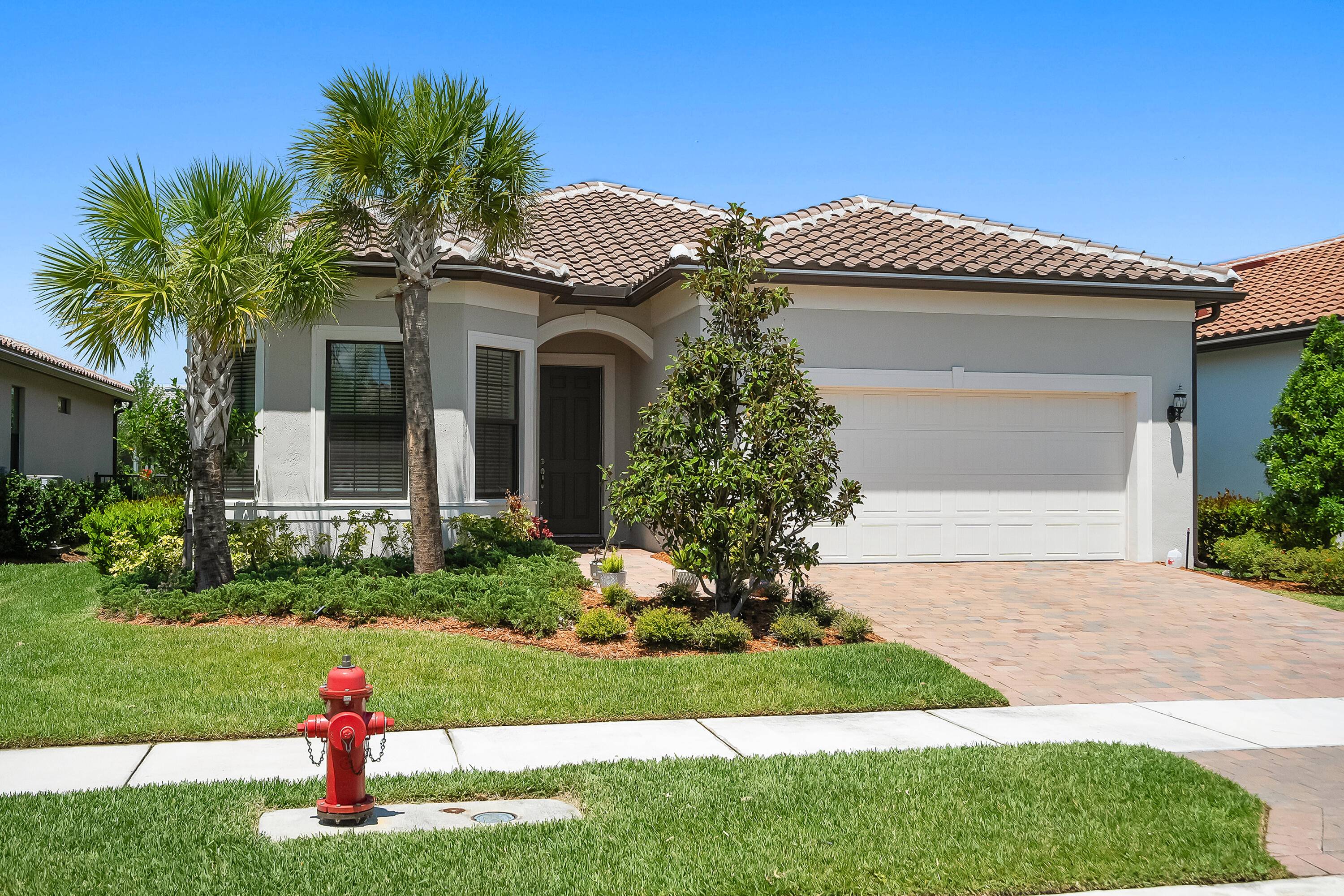 Immaculate 3BR flex rm in sought after Veranda Gardens !