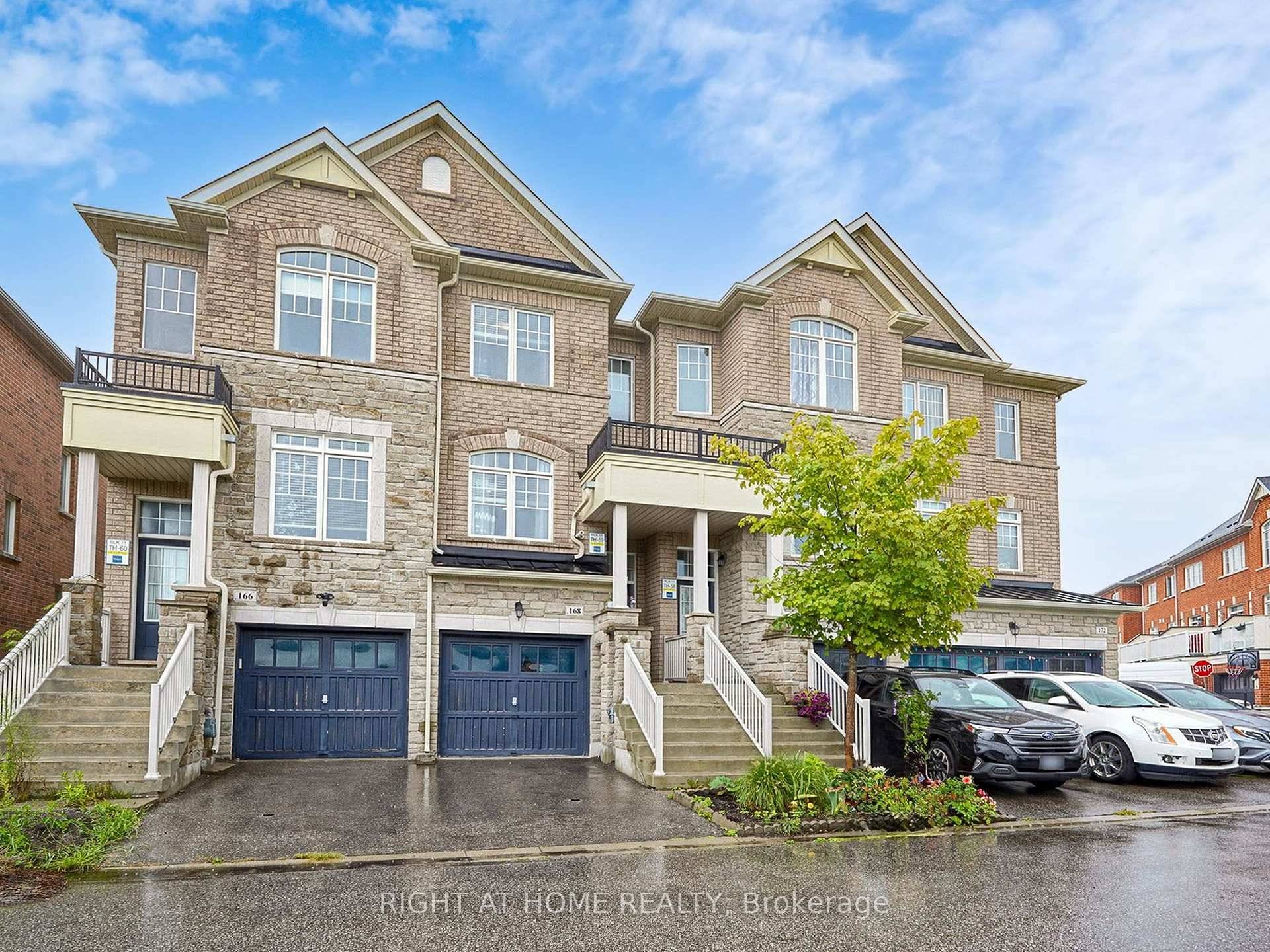 Welcome to this stunning 3 bedroom, 3 bathroom freehold townhouse built by Primont Homes !