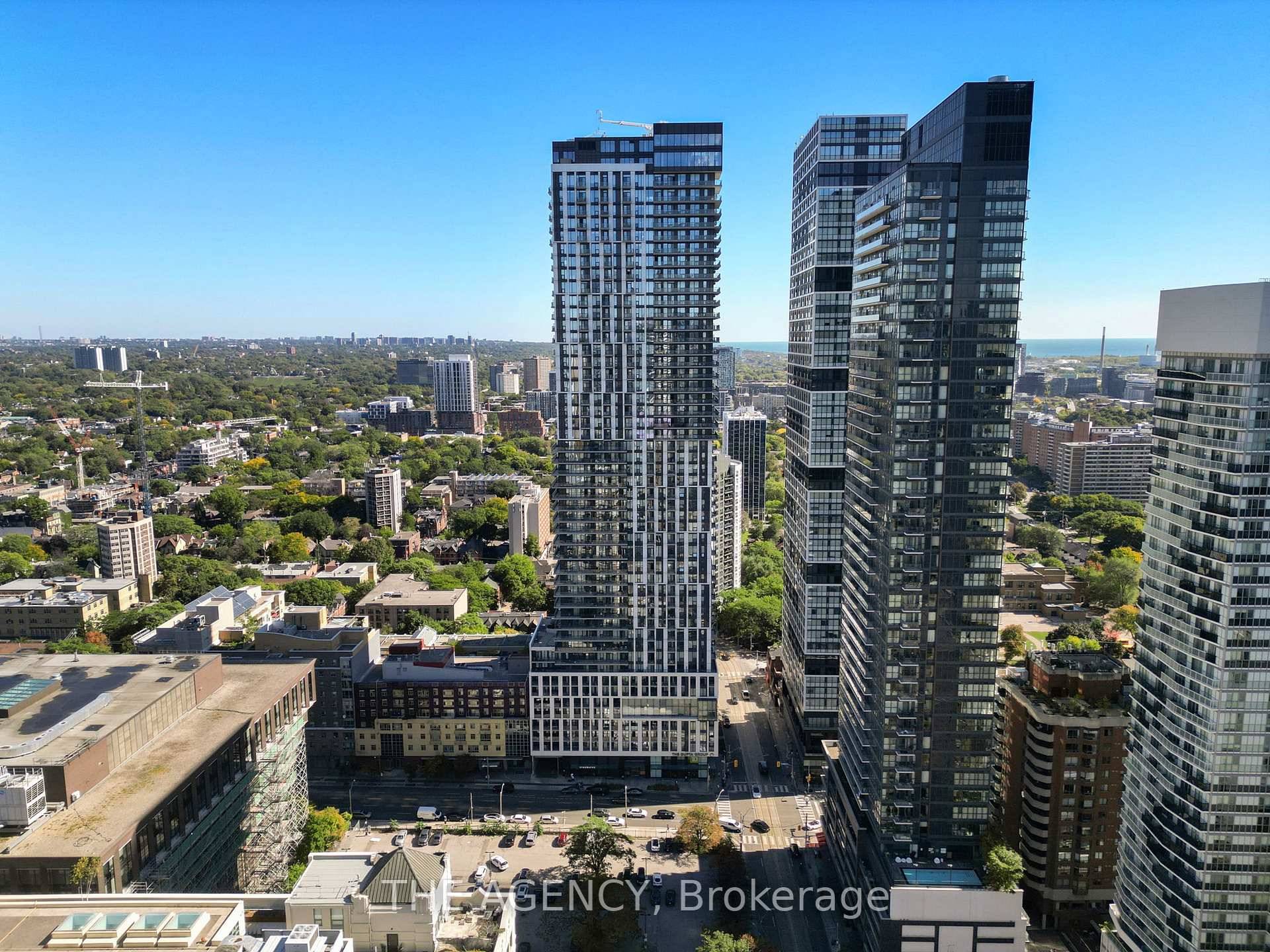 Freshly painted and fully furnished, this functional high floor studio offers affordable luxury living in one of Torontos most vibrant neighbourhoods.