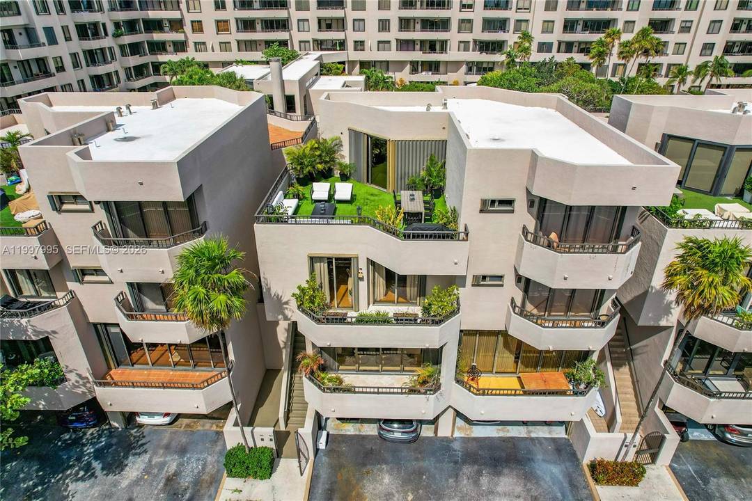 Spacious 3 bedroom townhouse with 2, 640 sq.