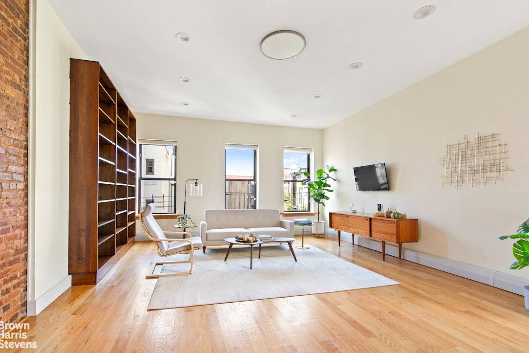 Spacious and Sunny Duplex with a Private Roof Deck in Prime North Slope !