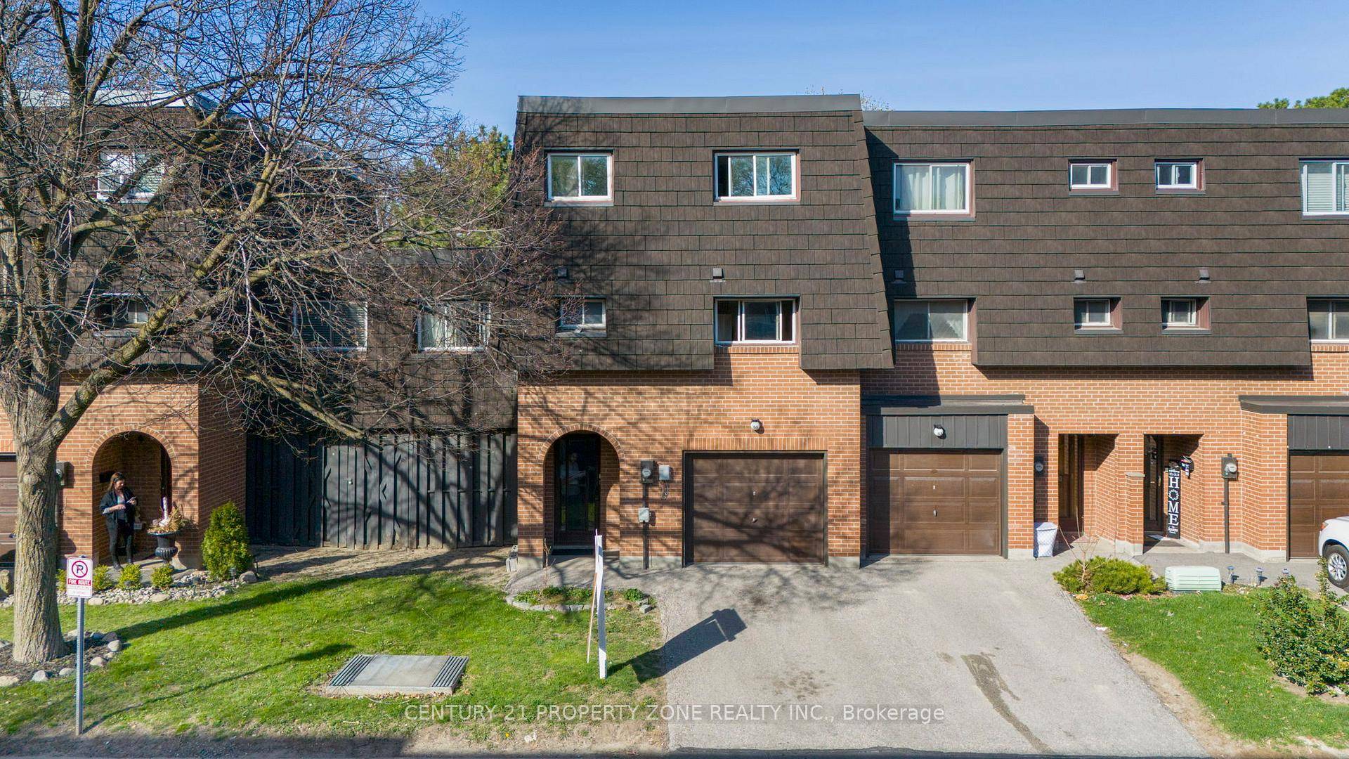 Welcome to a spacious and functional 5 1 bedroom, 3 bathroom townhouse nestled in Brampton's desirable Southgate community.
