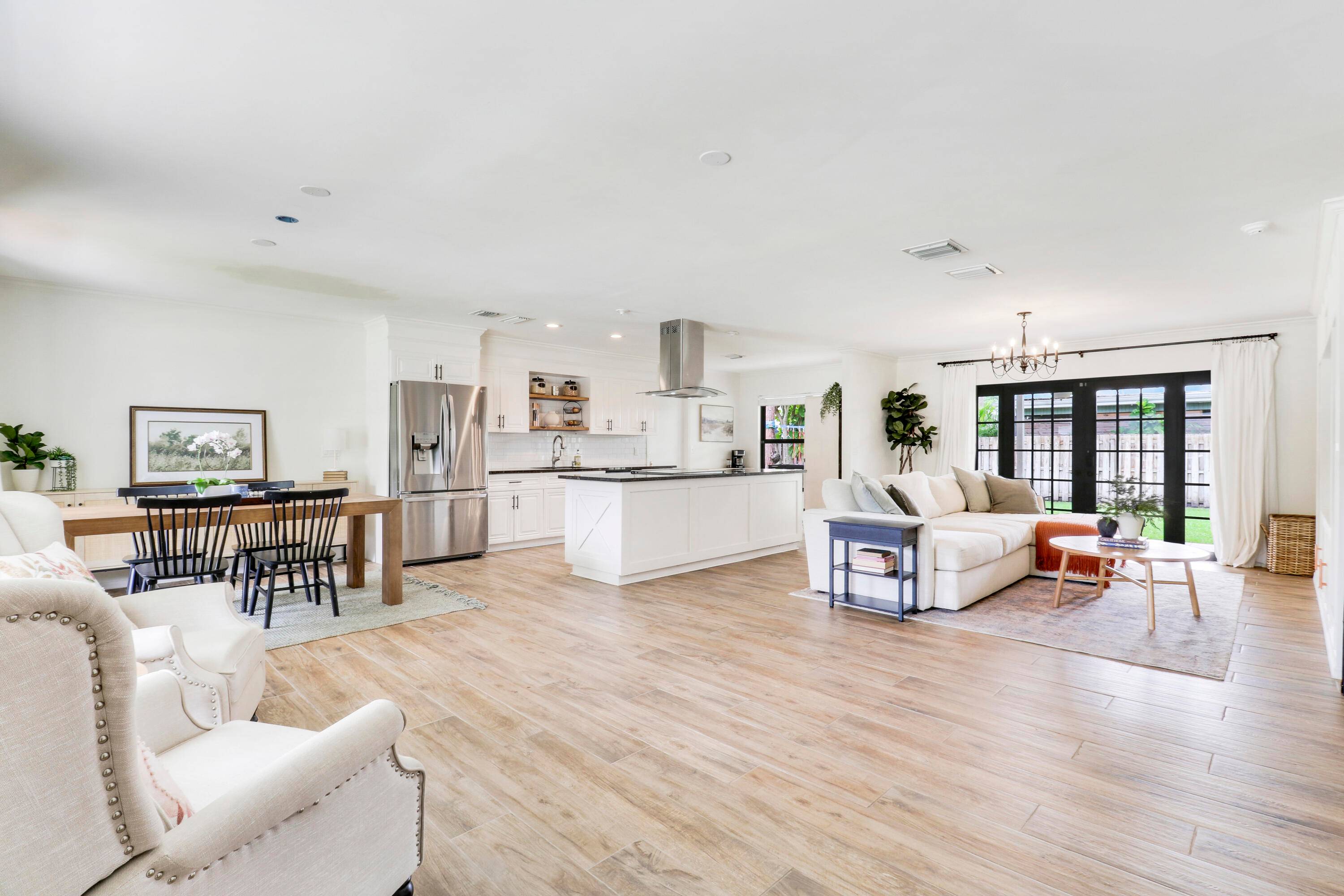 Welcome to 902 Oak Cir, a charming residence nestled in the serene surroundings of Jupiter, FL.