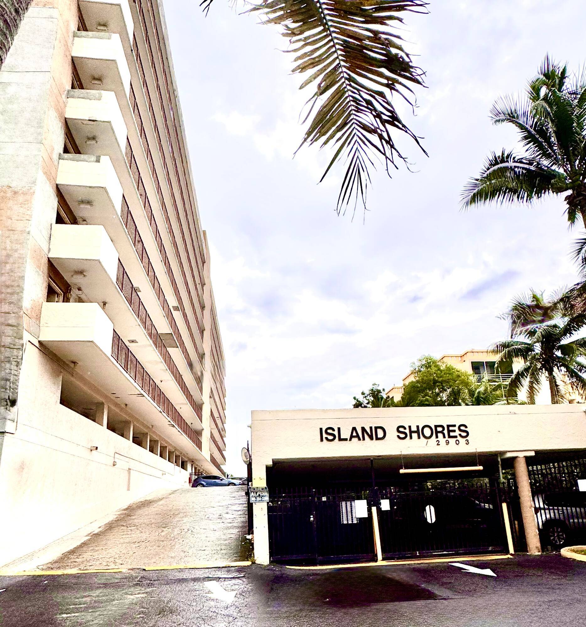 Spacious 1 BR, 1. 5 Bath condo ideal for investors, first time buyers or for those downsizing.