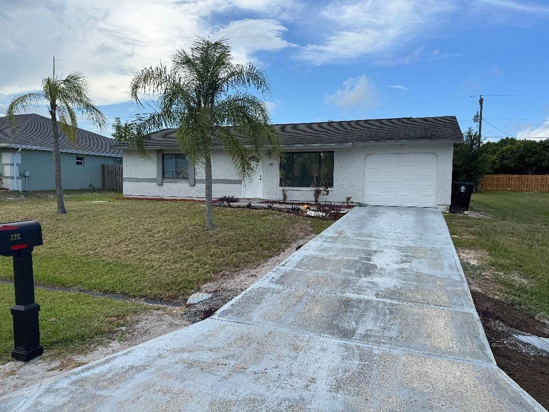Don't miss this great opportunity to get this well maintained, affordable home located in a great community that is nestled around the St.