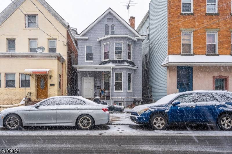 Excellent two unit multifamily property.