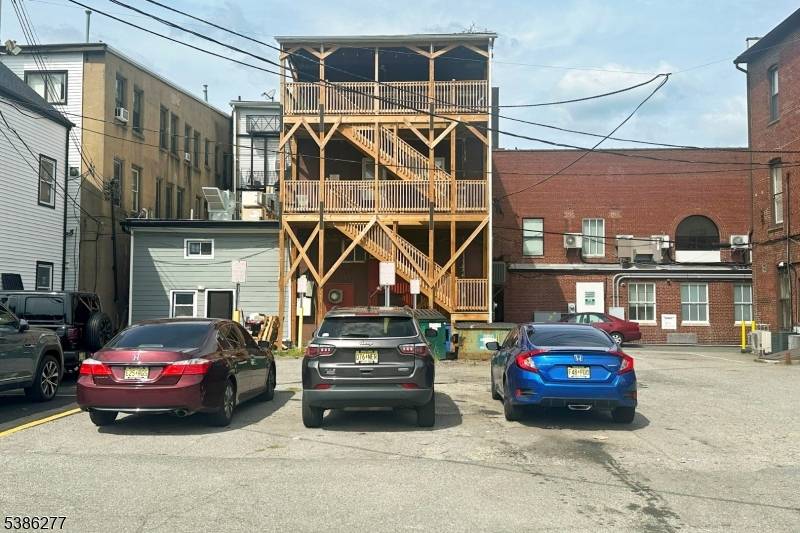Cash flow baby ! Don't miss this opportunity for a great mixed use property in the heart of Dover.