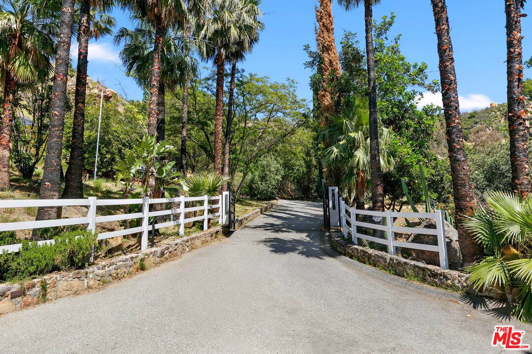 260 Loma Metisse Rd Malibu La
