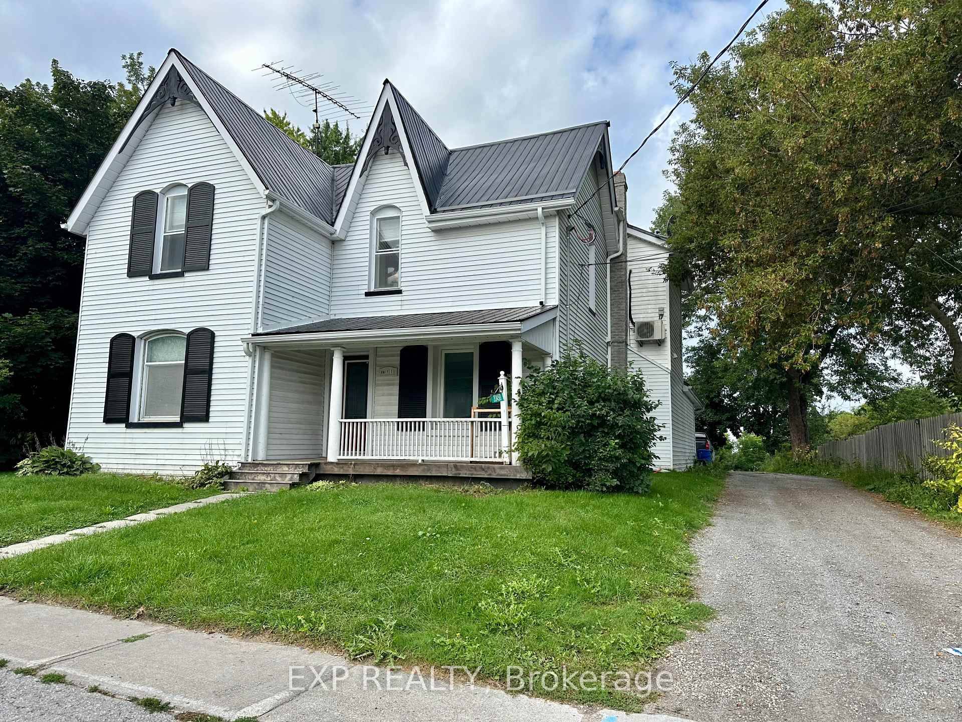 3 Bedrooms Den, Very Large Backyard, Home In The Heart Of Queensville.