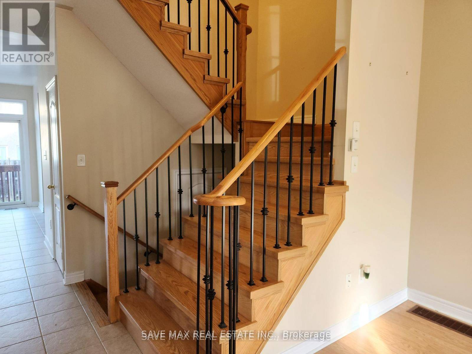 Beautiful well maintained Brick front townhouse 3 bed 3 bath located in Springdale, entire house with laminate flooring, oak staircase, spacious living Family room, close to all amenities, easy access ...