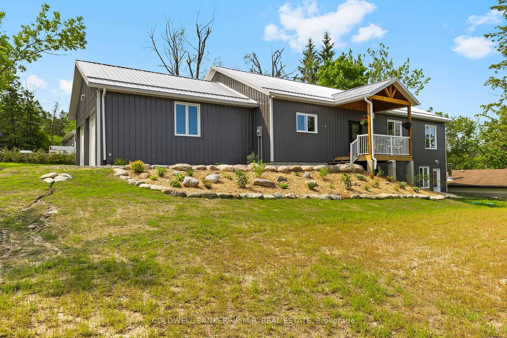 Beautiful custom built home !