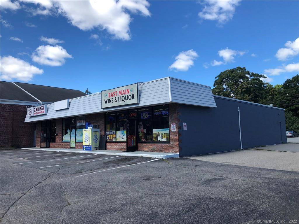 Great retail location with great visibility and a daily traffic count of 9, 700 in the of the Clinton business district.