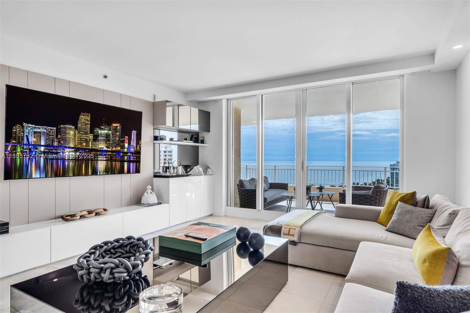 Spectacular unit in pristine condition with breathtaking views of the ocean and Downtown Miami.
