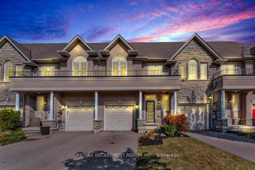 Welcome to this beautiful 2 storey freehold townhouse, perfectly situated in a highly sought after, family friendly neighbourhood !