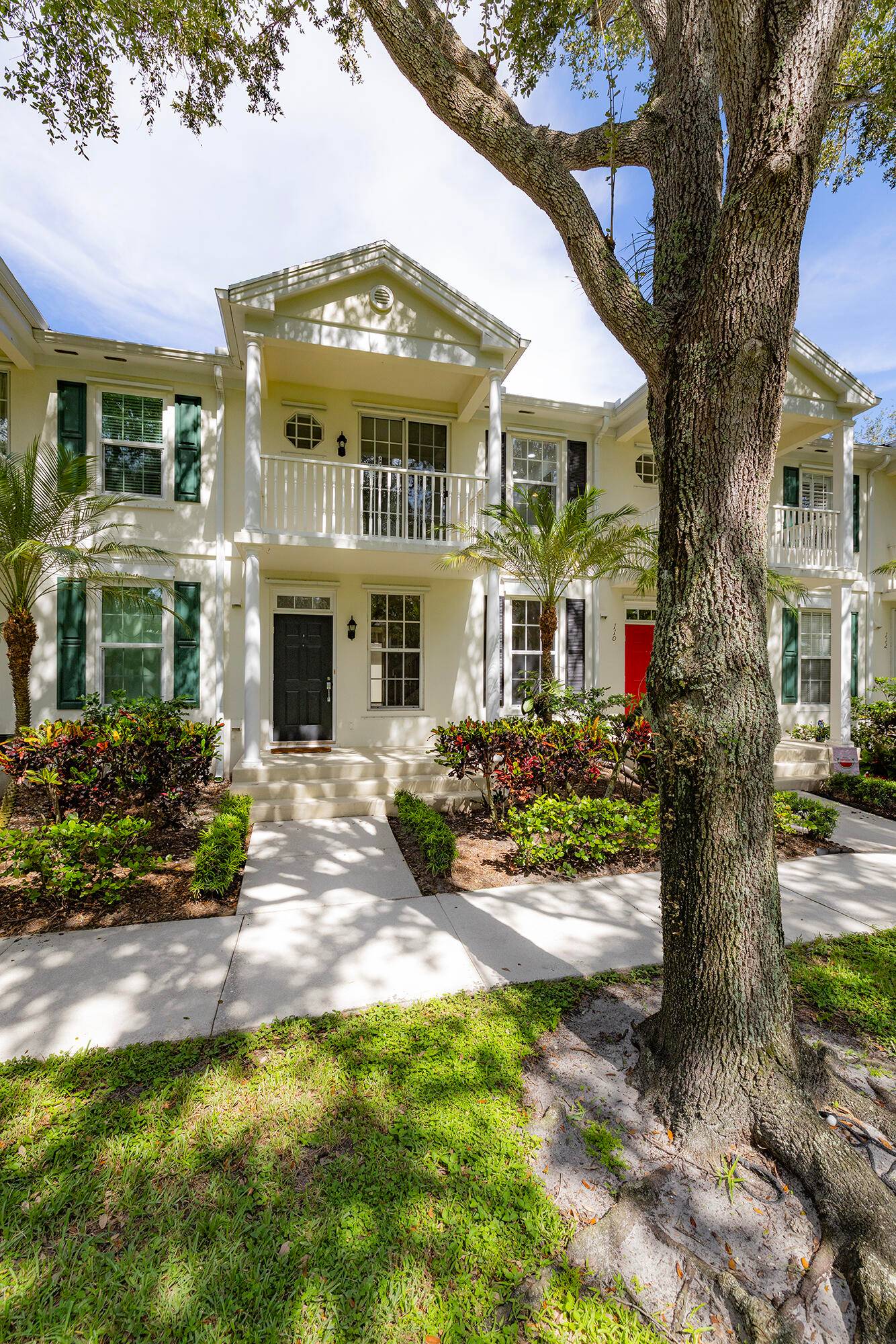 Located in the highly coveted Charleston Court neighborhood in Abacoa, this charming 3 bedroom, 2.