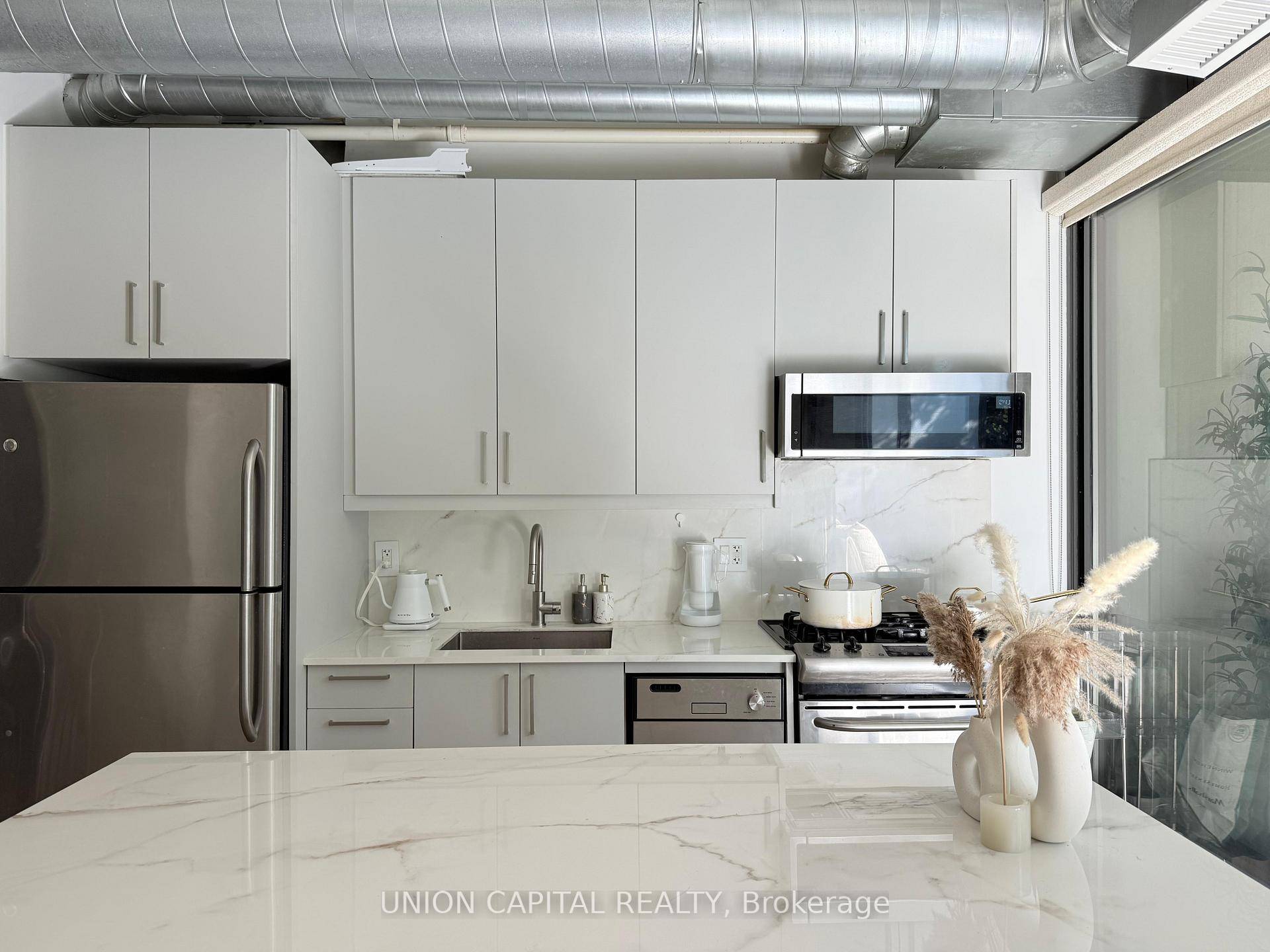 FULLY FURNISHED Just pack your bags and enjoy this bright and stylish 1 bedroom loft that perfectly captures the best of downtown living in one of Toronto's most vibrant neighbourhoods.