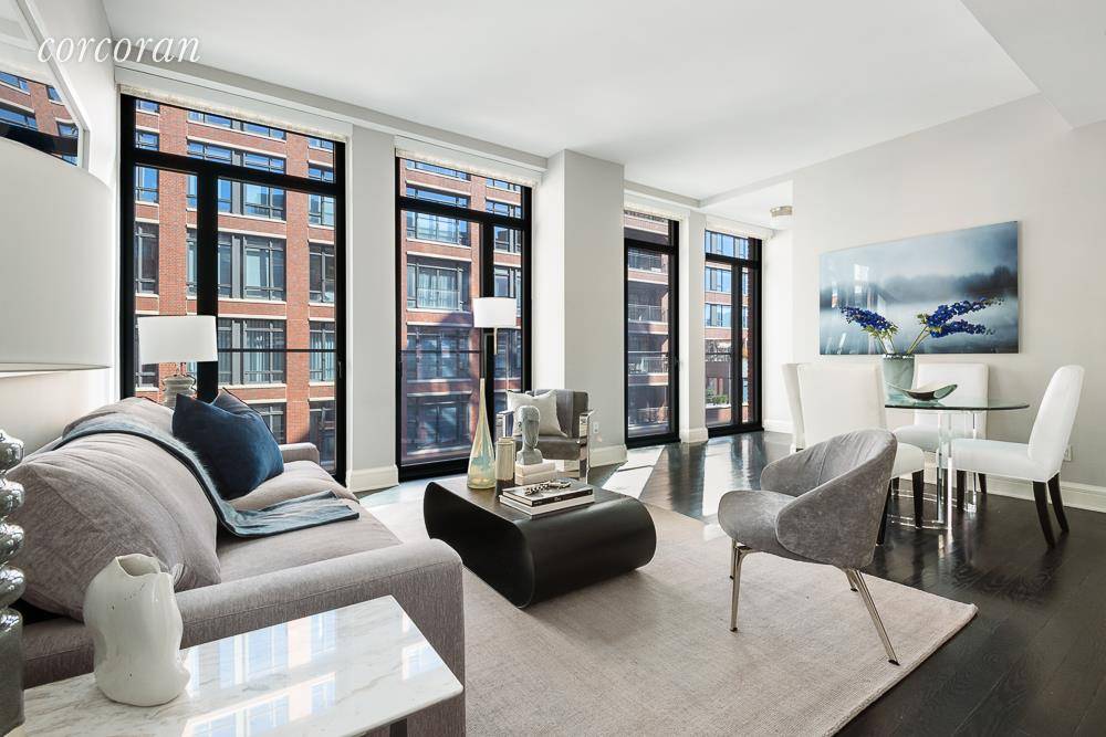Please see the 360 tour of the apartment in the first button on the left above the photos.
