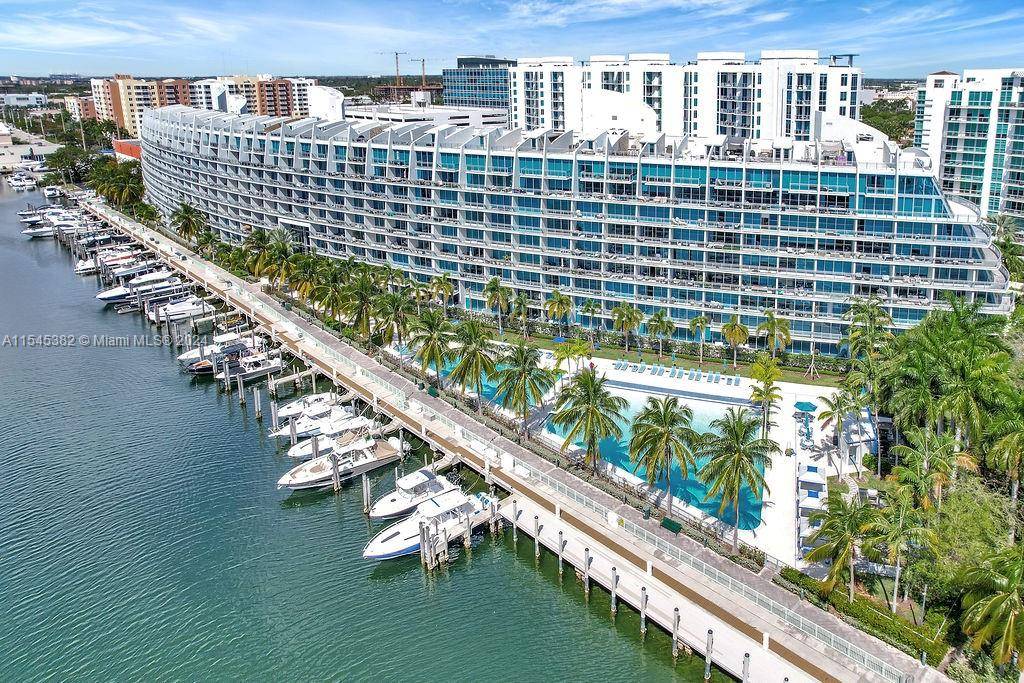 Experience waterfront luxury in Aventura, FL with this 1 1 loft, upgraded to a 2 2 thanks to a den transformed into a second bedroom, complete with a full bath.