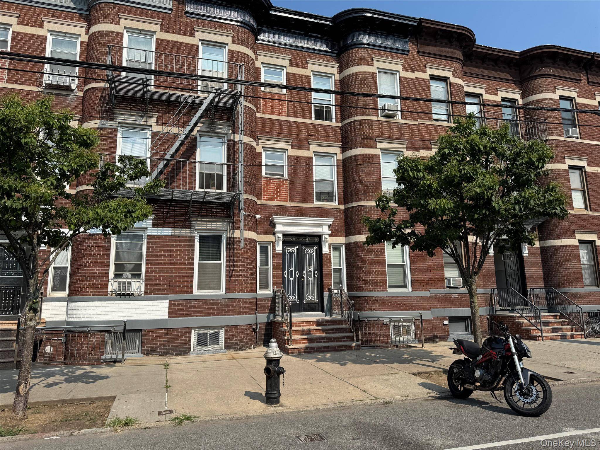 This impeccable legal brick 10 family house is located in the heart of Astoria and offers an excellent investment opportunity.
