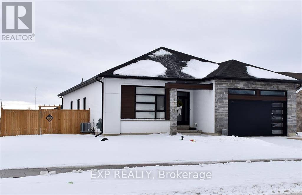 Welcome to 35895 Mia Lane in the Camlachie area This modern home offers the perfect blend of style amp ; comfort, over 4000 finished sqft living space.