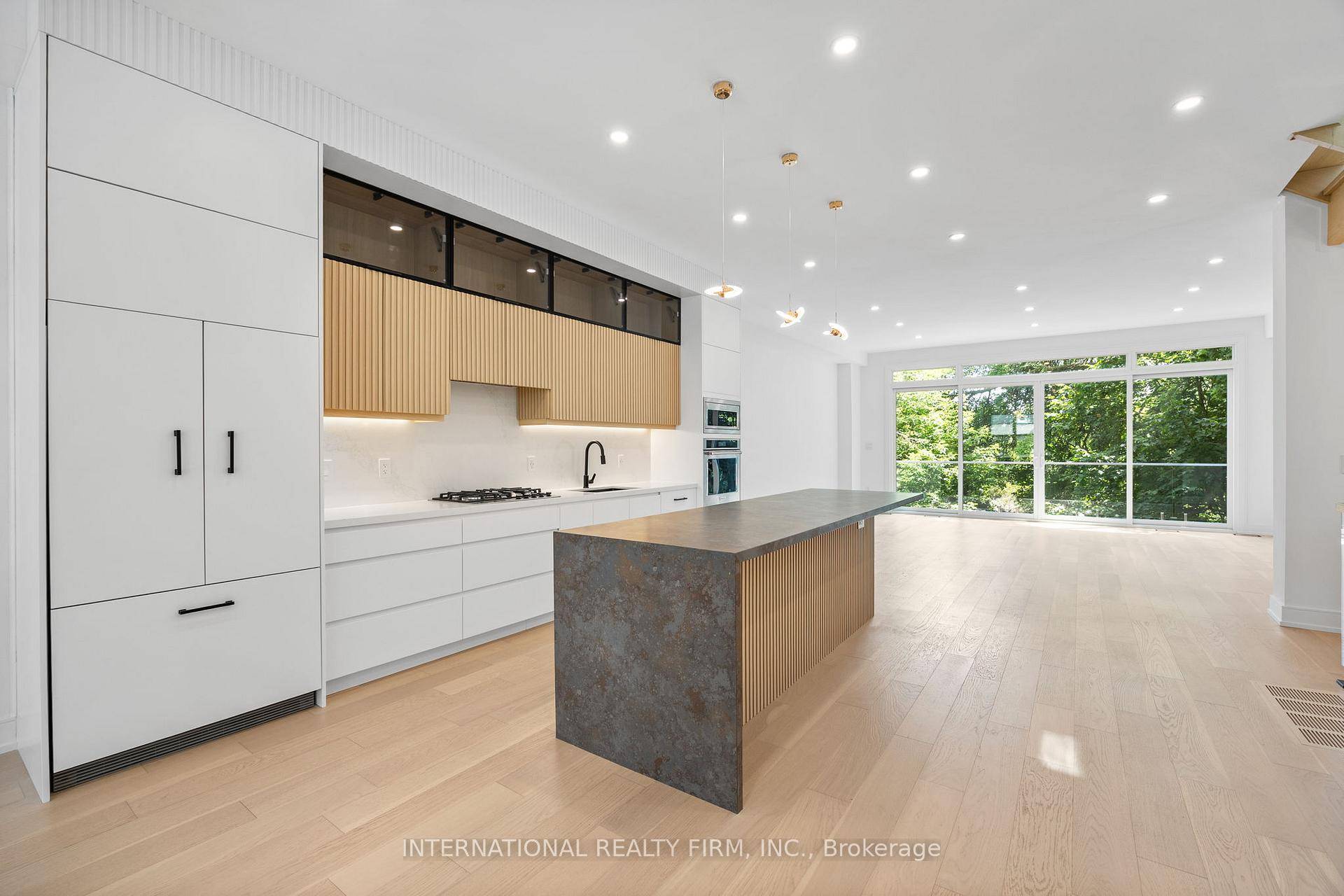 Modern Architect Designed Home 3400 SqFt 3400 sqft 2550 sqft above grade, 975 sqft at below grade with open concept main floor, 10ft ceilings, abundant natural light from south facing ...
