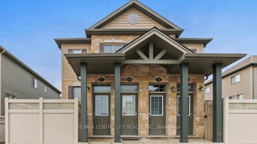 Welcome to this beautifully maintained 2 storey condo townhouse located in Londons highly desirable South End !