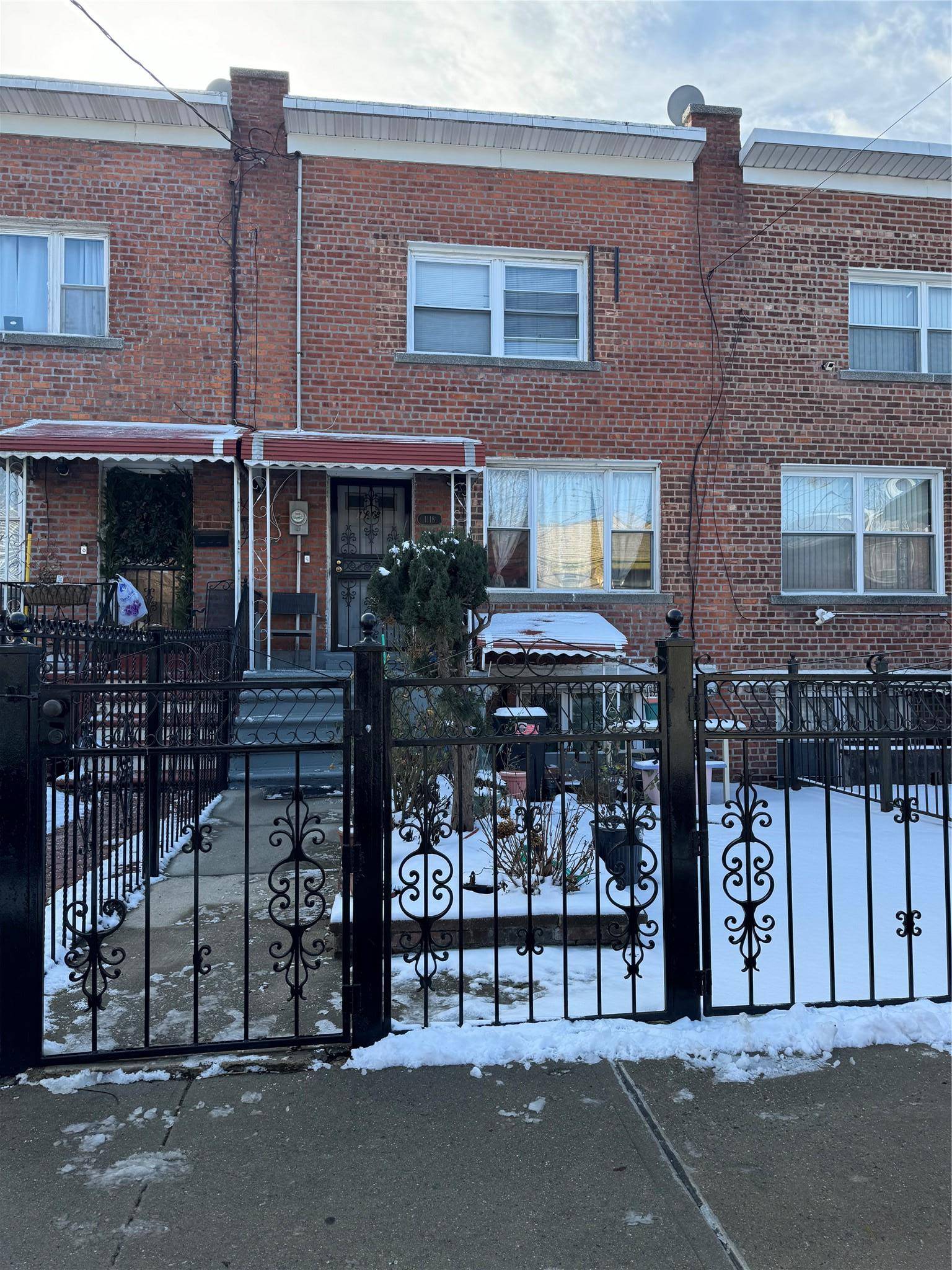 Beautiful 1 family duplex brick home located in the Gun hill Section of the Bronx, 2 bedrooms, full bath, living room, kitchen dining room, sunroom leading to back yard.