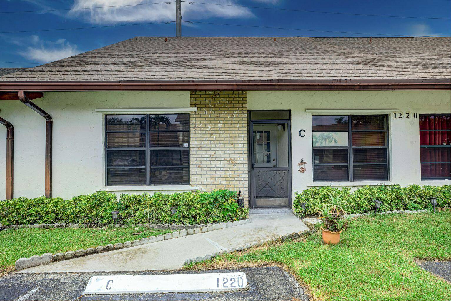 Beautifully maintained 2 bedroom, 2 bath villa located in the heart of Greenacres.