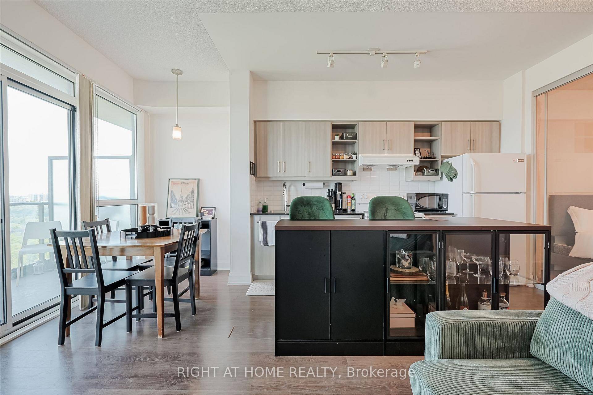 Welcome to the highly sought after neighbourhood of Leaside !