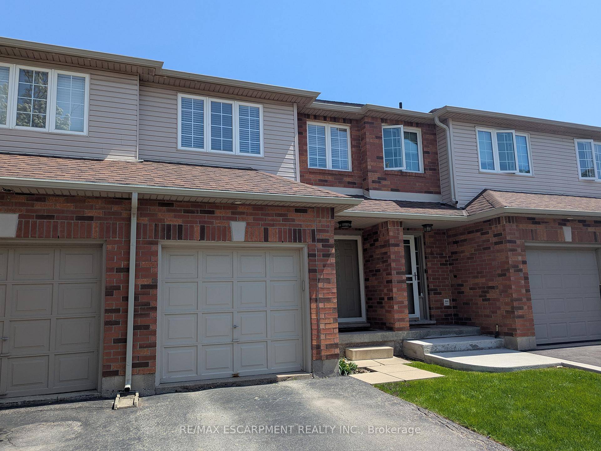 Immaculate Townhouse In Leckie Park.