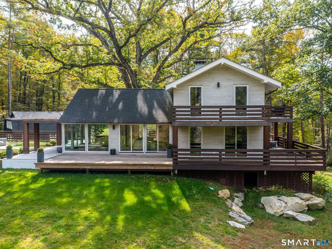 Fully renovated in 2025, this exceptional winter rental offers contemporary style in an unbeatable location.