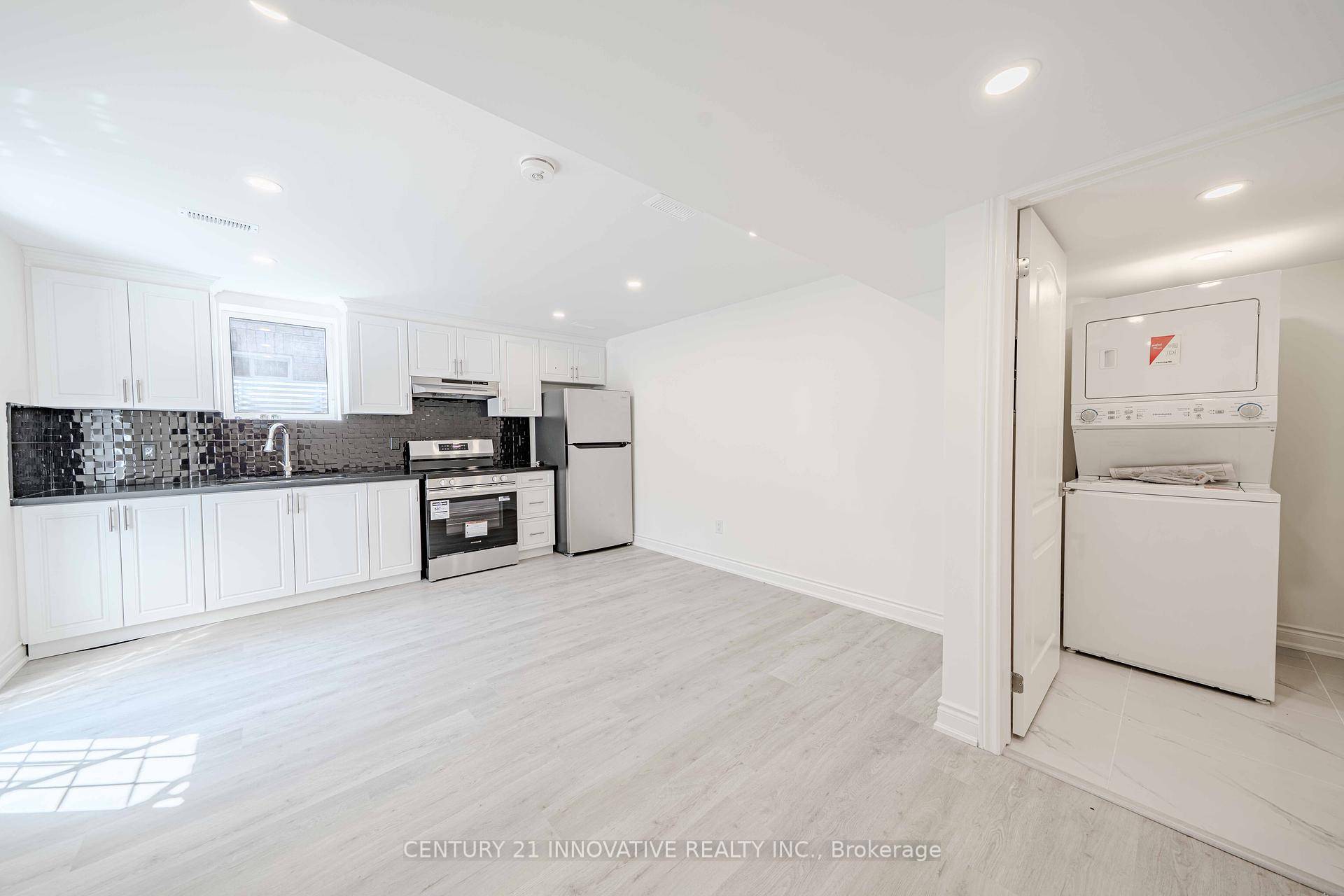UTILITIES INCLUDED Welcome to this bright and modern 2 bedroom, 1 bathroom basement unit located in a quiet, family friendly neighbourhood on Langford Boulevard.